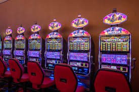 Meja roulette live dealer dengan roda fisik dan antarmuka taruhan